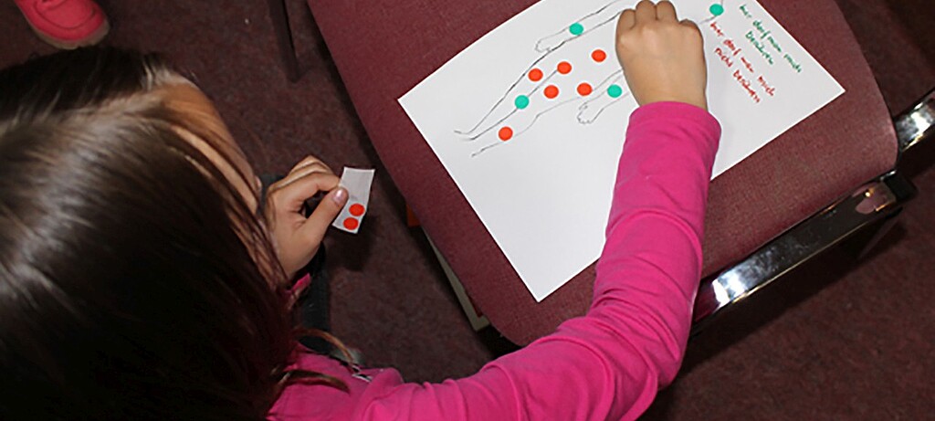 2017_0259_01 „Hier darf man mich berühren“ – im sexualpräventiven Modul lernen die Kinder, welche Körperzonen für Fremde tabu sind