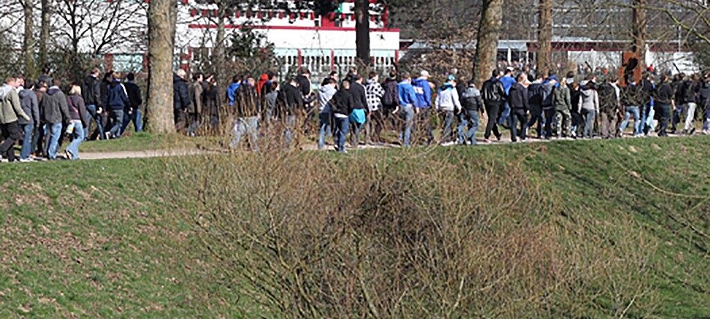 Fußballfans auf dem Weg ins Stadion