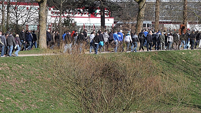 2011_0061_01 Fußballfans auf dem Weg ins Stadion