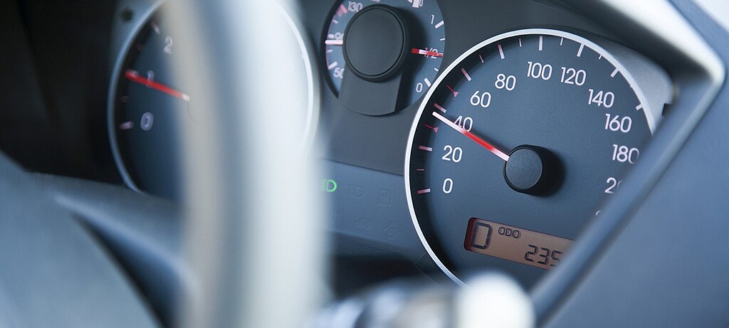 Wie langsam mit dem Auto gefahren werden darf, hängt auch von Wetter und Fahrzeugbeladung ab