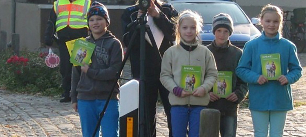 Aktion „Blitz für Kids“: Kinder unterstützen die Polizei bei Geschwindigkeitskontrollen