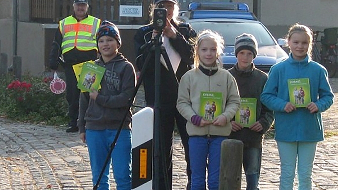 Aktion „Blitz für Kids“: Kinder unterstützen die Polizei bei Geschwindigkeitskontrollen