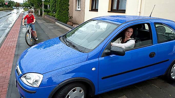 2011_0223_01 An Ausfahrten werden Fahrradfahrer leicht übersehen.