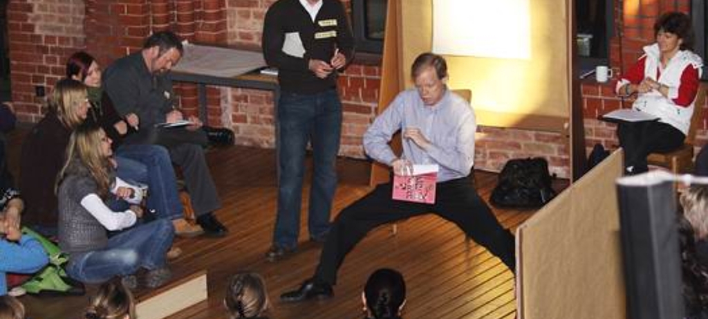 Auf Workshops zeigt Jerry Moe wie Kindern aus Suchtfamilien geholfen werden kann