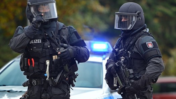 Die Ausrüstung, die die SEK-Kräfte tragen, ist rund 25 Kilo schwer