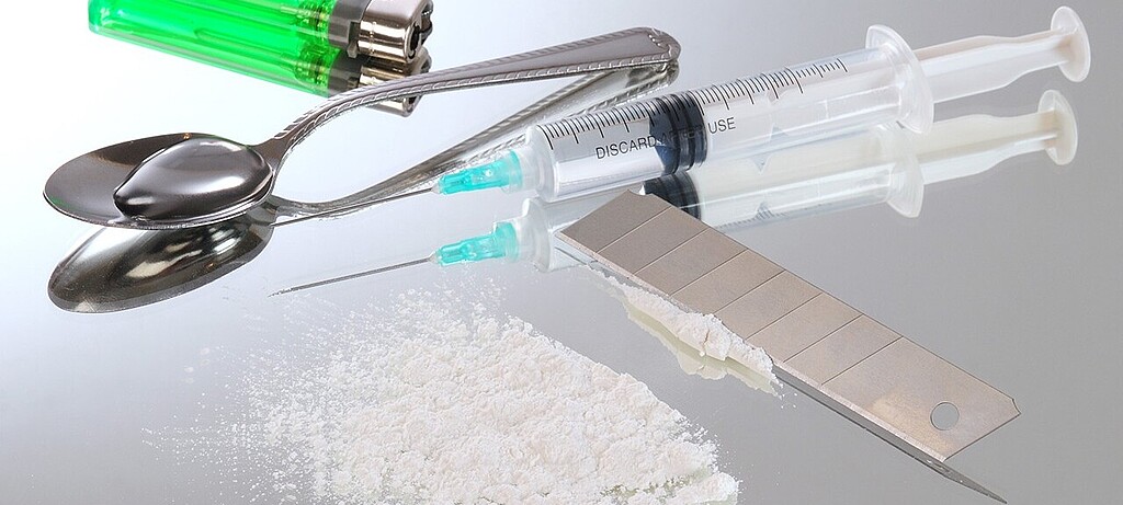 Zu den illegalen Drogen zählen u. a. Cannabis, Amphetamine, Methamphetamin, LSD, Kokain und Heroin