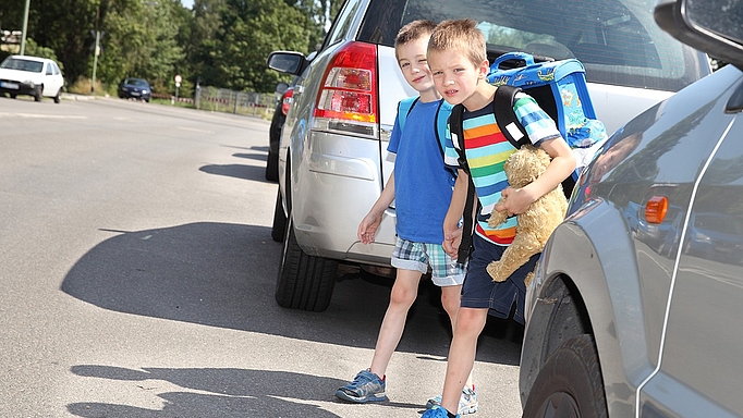 2016_0156_01 Immer mehr Eltern haben Angst davor, ihre Kinder zu Fuß zur Schule gehen zu lassen