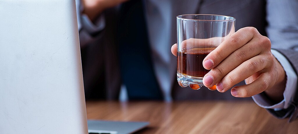 Stress ist ein häufige Ursache für übermäßigen Alkoholkonsum