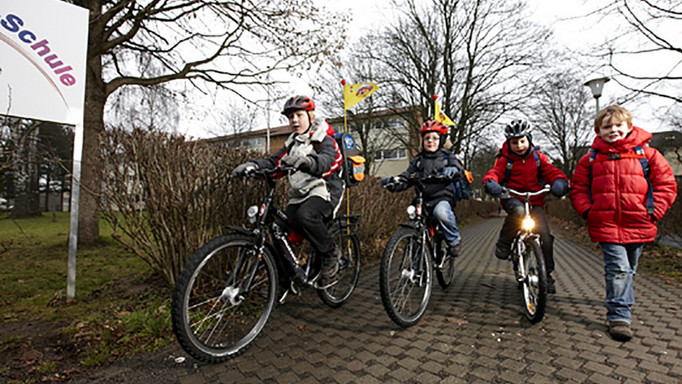 2011_0218_01 Kinder mit ihren Fahrrädern auf dem Weg zur Schule