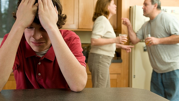 Kinder aus Suchtfamilien haben oft ihr Leben lang mit Problemen zu kämpfen
