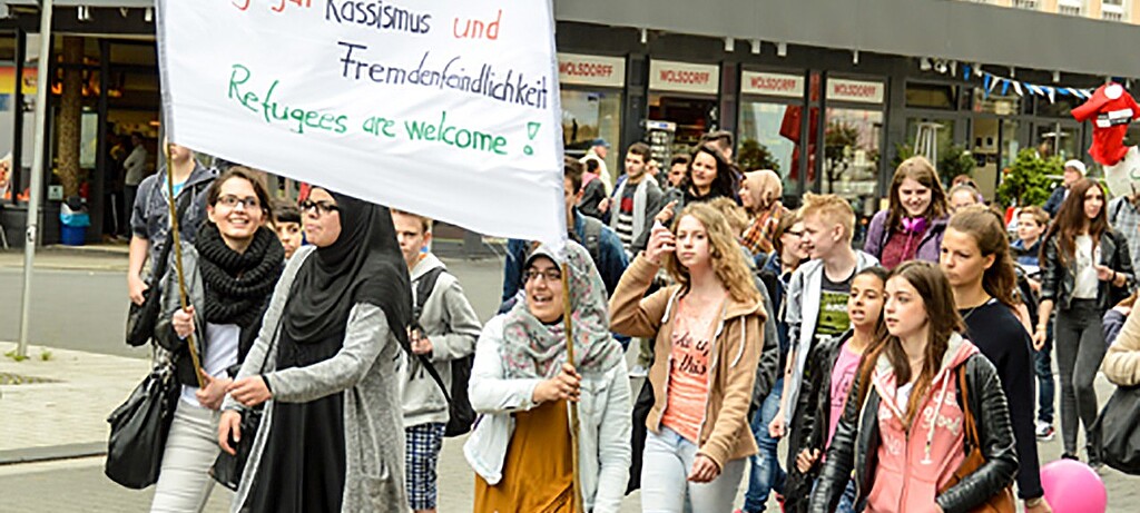 2017_0061_01 Schülerinnen und Schüler der Erich-Kästner-Gesamtschule Bochum beteiligen sich an einer gemeinsamen Demonstration von Bochumer Courage-Schulen