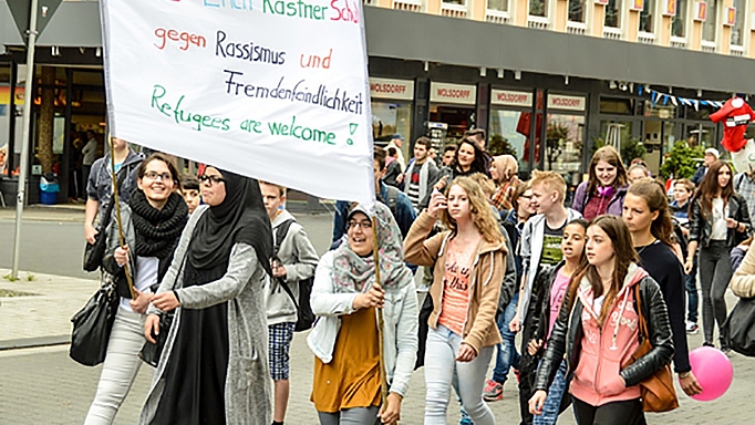 Schülerinnen und Schüler der Erich-Kästner-Gesamtschule Bochum beteiligen sich an einer gemeinsamen Demonstration von Bochumer Courage-Schulen