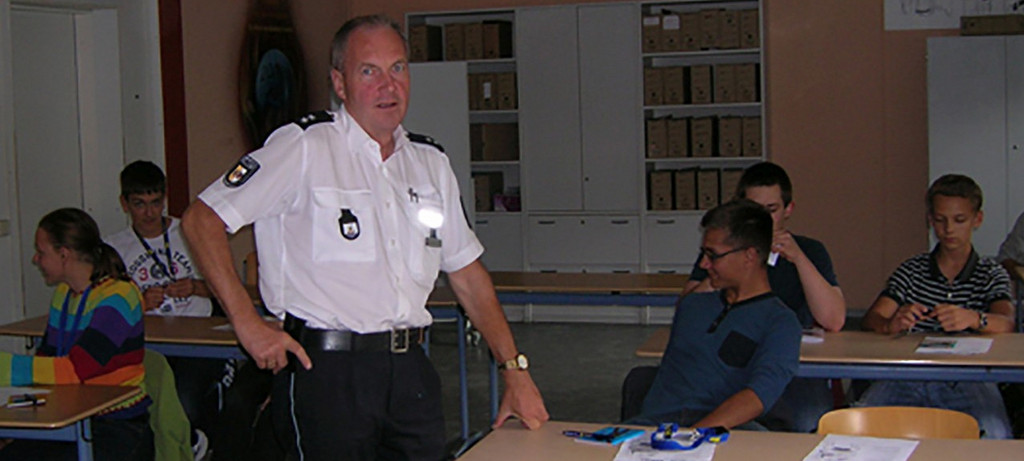 Die Schülerinnen und Schüler werden von Präventionsberatern der Polizei Wismar eingewiesen