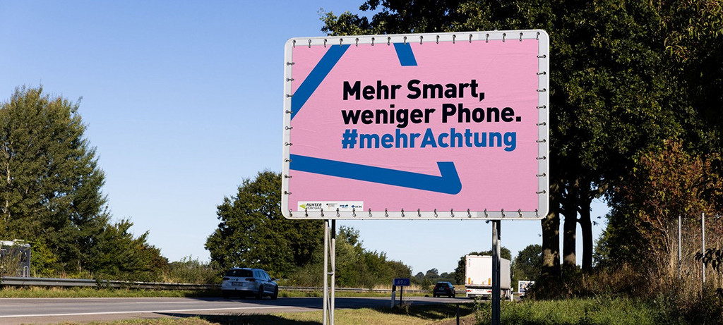 In deutschen Städten und an Autobahnen werben farbenfrohe Motive für mehr Achtsamkeit und Respekt