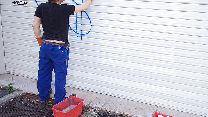 2013_0183_01 Das Entfernen von Graffiti ist mühsam und kostspielig