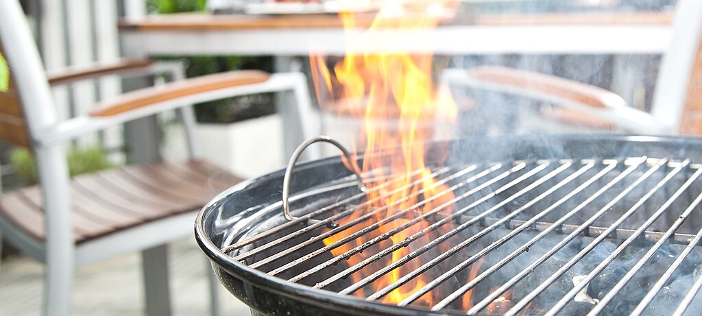Beim Grillen auf dem Balkon sollte man immer darauf achten, dass der Grill in genügendem Abstand zu brennbaren Materialien steht