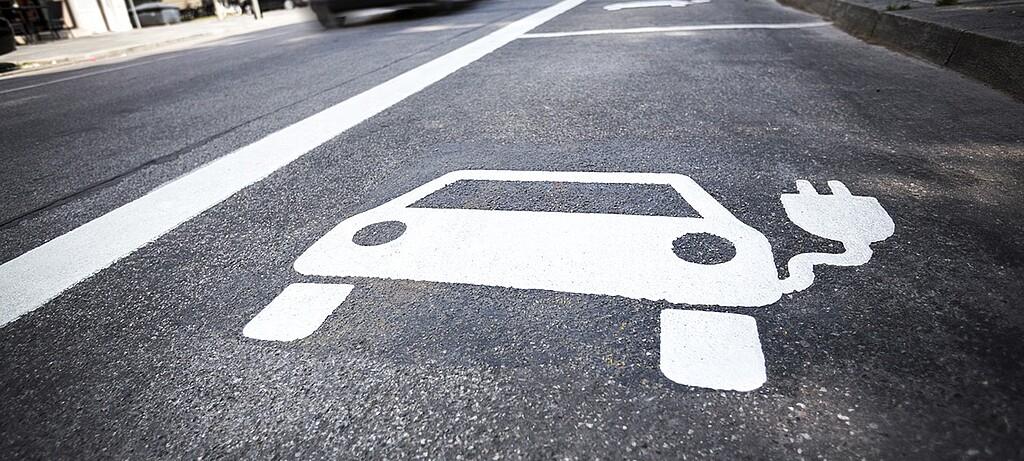 Immer mehr Menschen steigen auf E-Autos um
