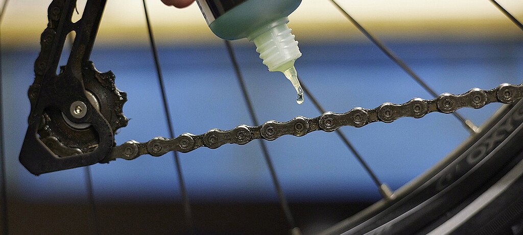2023_0023_01 Die Fahrradkette muss gereinigt und geölt werden
