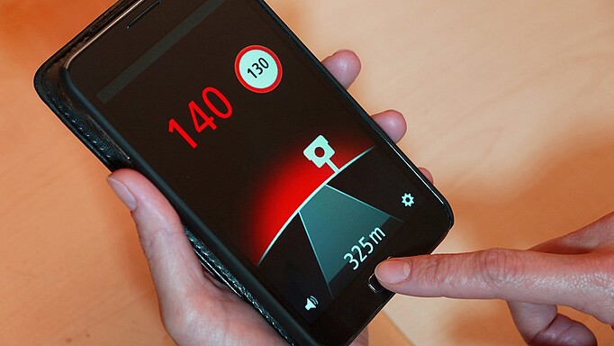 Die verbotene Nutzung von Blitzerwarn-Apps kostet 75 Euro und bringt vier Punkte in der Verkehrssünderkartei in Flensburg