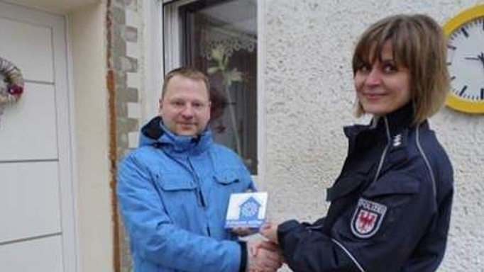 2017_0167_01 Übergabe der 1. Präventionsplakette: Andreas Wenzel und Polizeihauptkommissarin Kati Prajs