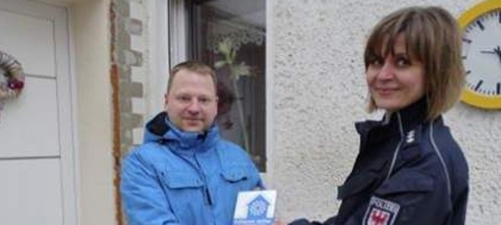 Übergabe der 1. Präventionsplakette: Andreas Wenzel und Polizeihauptkommissarin Kati Prajs