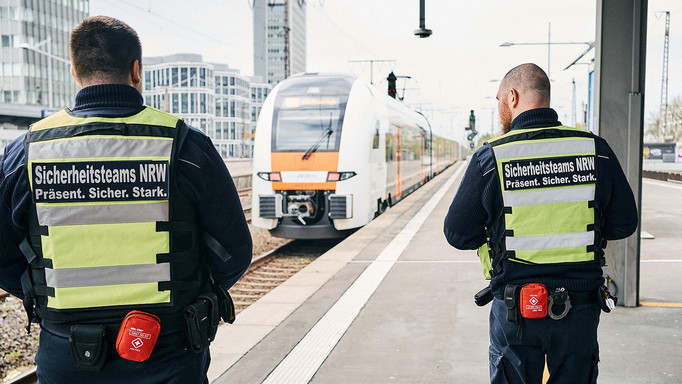 Bis zu zehn Teams sind in ganz NRW im Schienennahverkehr im Einsatz