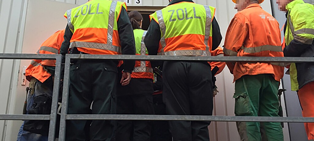 2017_0065_01 Zollbeamte kontrollieren eine Großbaustelle