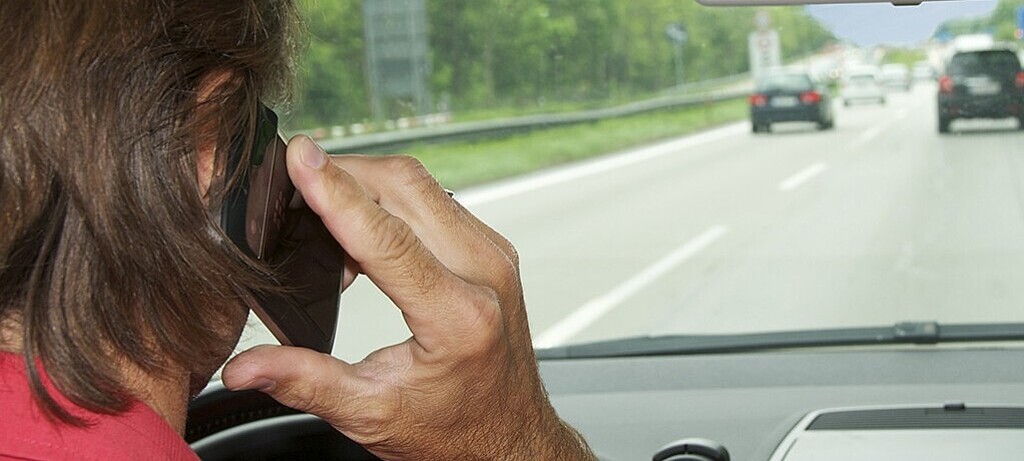 Telefonieren am Steuer kann zu folgenschweren Unfällen führen
