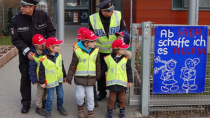 Schrittweise lernen die Kinder, sich im Straßenverkehr zu orientieren