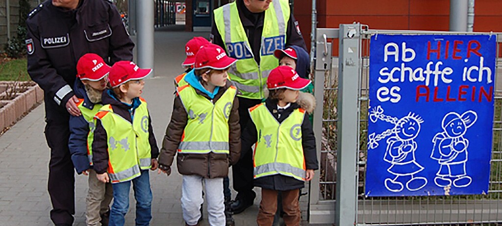 Schrittweise lernen die Kinder, sich im Straßenverkehr zu orientieren