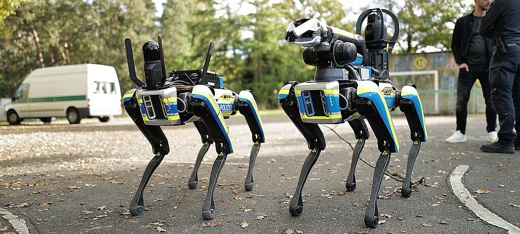 Es gibt zwei Versionen des Roboterhunds Spot – mit (r.) und ohne Greifarm