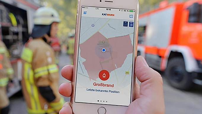 Bei einem Großbrand in der Region kann die App KATWARN Nutzerinnen und Nutzer auf dem Smartphone warnen
