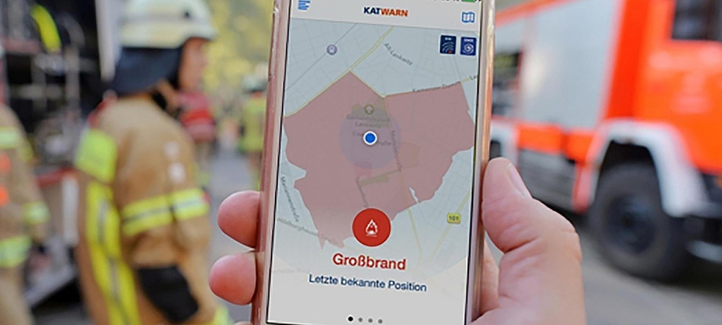 2017_0088_01 Bei einem Großbrand in der Region kann die App KATWARN Nutzerinnen und Nutzer auf dem Smartphone warnen