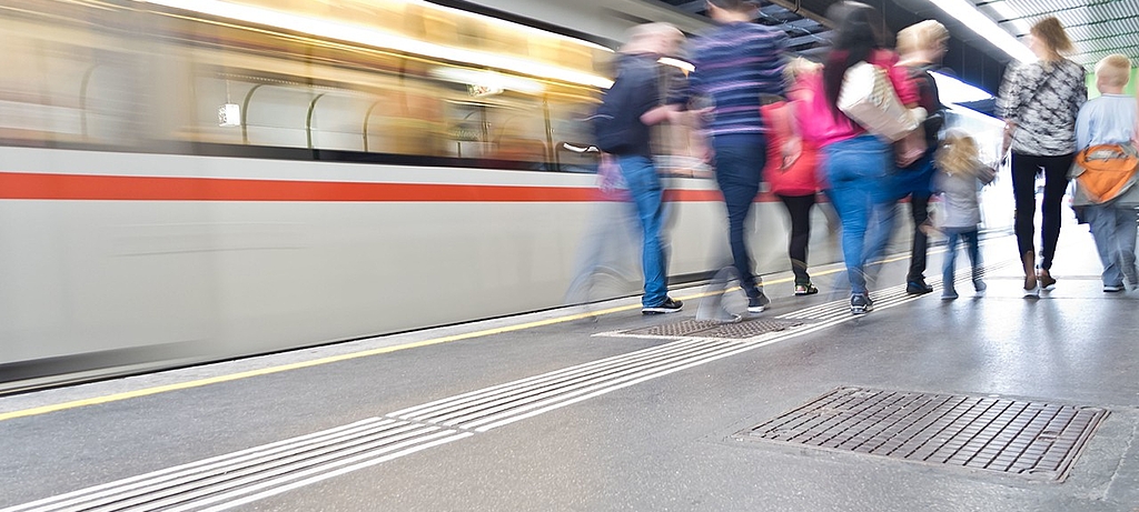 2019_0103_01 An Bahngleisen sollte man immer Abstand zur Bahnsteigkante halten