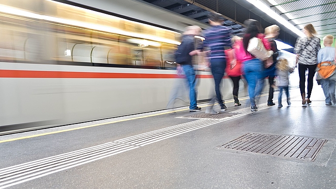 An Bahngleisen sollte man immer Abstand zur Bahnsteigkante halten