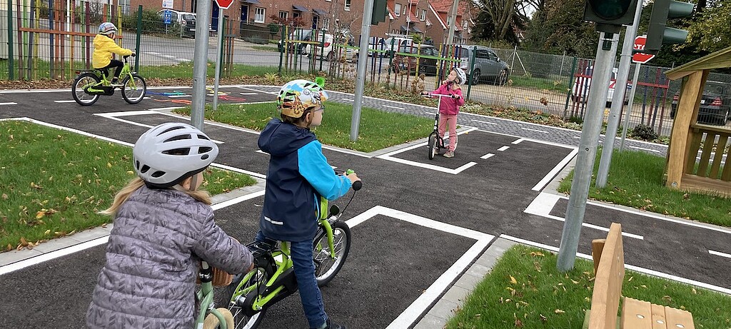2022_0121_01 Im Kinderverkehrsgarten lernen Vorschulkinder, wie man sich Straßenverkehr sicher bewegt