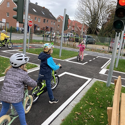 2022_0121_01 Im Kinderverkehrsgarten lernen Vorschulkinder, wie man sich Straßenverkehr sicher bewegt