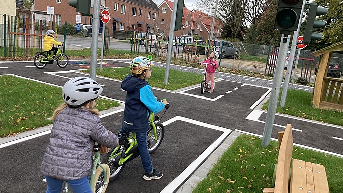 Im Kinderverkehrsgarten lernen Vorschulkinder, wie man sich Straßenverkehr sicher bewegt