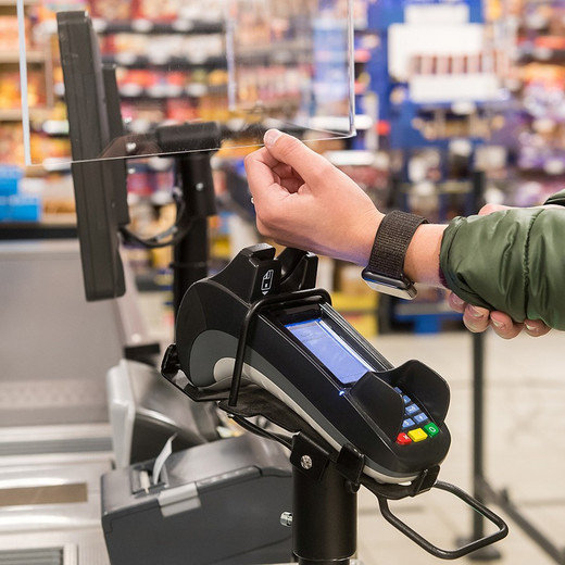 Beim bargeldlosen Bezahlen werden auch immer öfter Smartwatches eingesetzt
