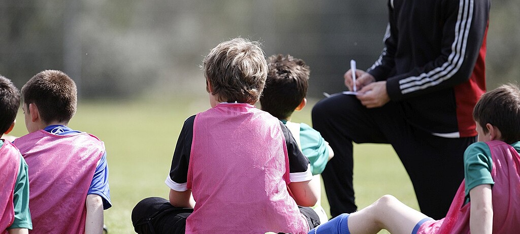 2011_0101_01 Für viele Kinder sind ihre Trainer große Vorbilder.