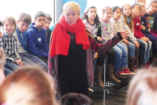 In jede Schulklasse kommt am Projekttag eine Theaterpädagogin oder ein Theaterpädagoge des Jungen Theaters Bonn