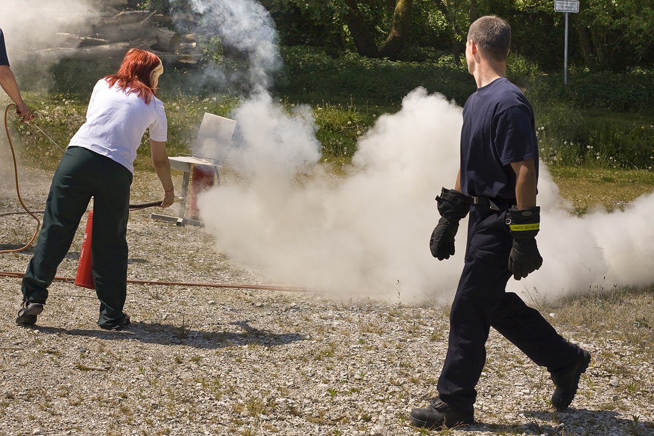 Praktische Übungen mit dem Feuerlöscher runden das Seminar ab