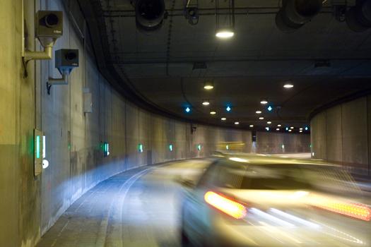 Schwarzlicht-Blitzer in Tunneln: unsichtbare Radar-Kontrolle